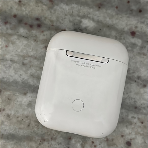 Apple AirPods with Charger 2nd Generation - Picture 4 of 8